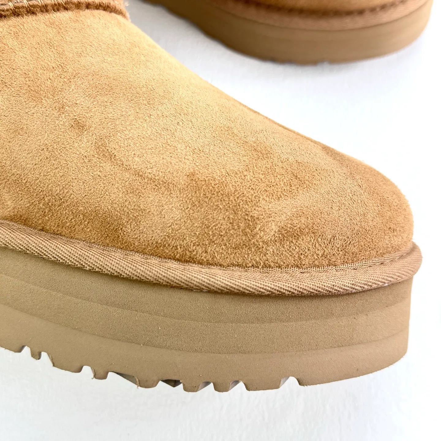 Pick up locally 💰480 The core recommendation is good price. The platform’s foreign trade is exclusive to UGG Classic Short II horn buckle women’s snow boots 1118816 Produced by the ten-year-old brand shoemaking factory production line. Pay attention to every detail. Longfeng A-grade genuine sheep fur is integrated. Completely built in accordance with the ZP process. Size: 35 36 37 38 39 40